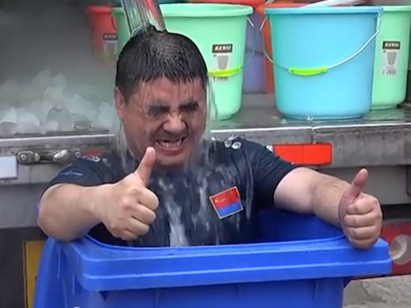 Duh, Pria Cina Ini Dituduh Lakukan 'Ice Bucket Challenge' Palsu!